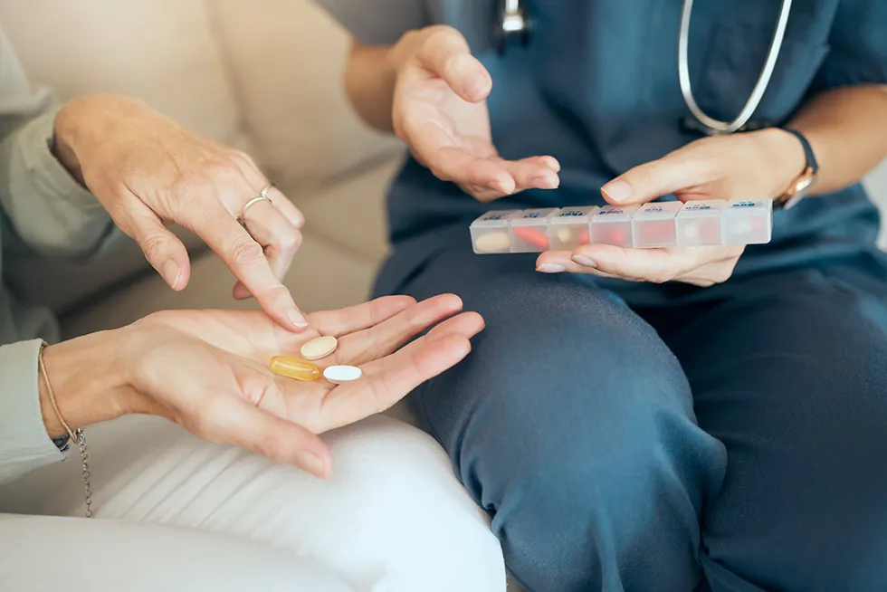 Behandlungspflege - Pflegerin gibt Medikamente