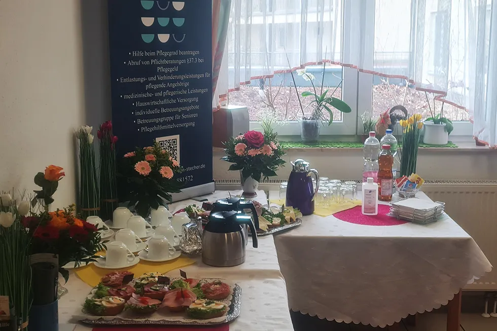 Buffet mit belegten Brötchen, Kaffee und weiteren Köstlichkeiten für gemeinsame Mahlzeiten.