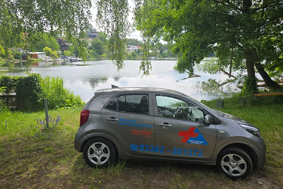 Dienstfahrzeug des Pflegedienstes in der Seenlandschaft von Woltersdorf.