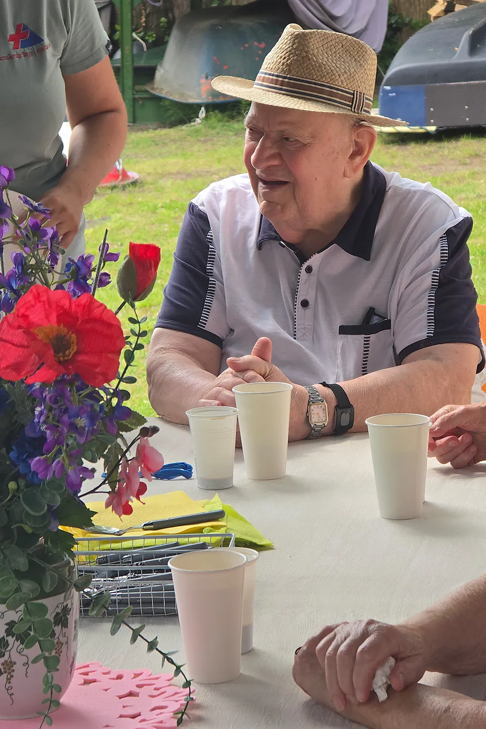 Senior nimmt am Sommerfest teil und genießt die gemeinsame Zeit in geselliger Atmosphäre.
