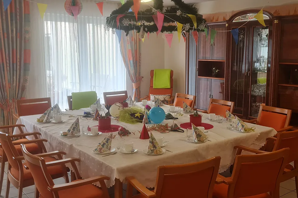 Liebevoll gedeckter Tisch für Kaffee und Kuchen am Nachmittag